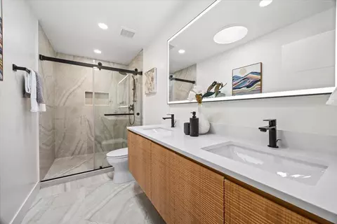 Bath - 10712 Pebble Pl, Cupertino, CA 95014 photo 4 of 5