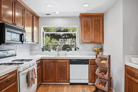 Kitchen - 1055 Eagle Dr, Salinas, CA 93905 photo 2 of 3