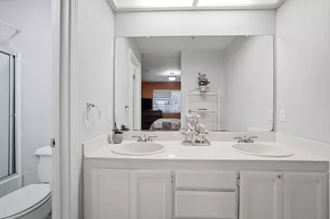 Bath - 1055 Eagle Dr, Salinas, CA 93905 photo 2 of 2