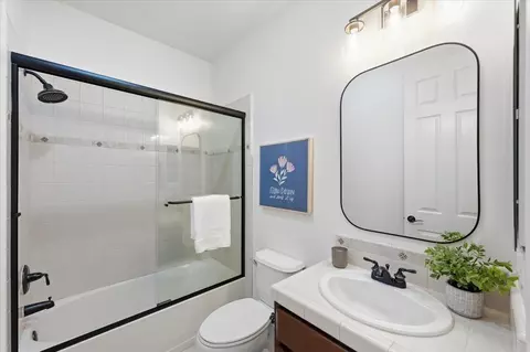 Bath - 408 Tasman Dr, Sunnyvale, CA 94089 photo 2 of 2