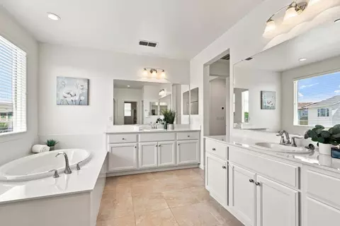Bath - 4723 Avalon St, Tracy, CA 95377 photo 3 of 4