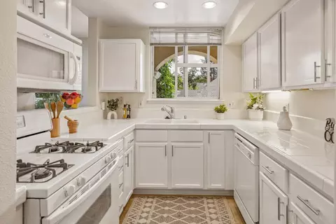 Kitchen - 108 Bryant St 25, Mountain View, CA 94041 photo 1 of 2