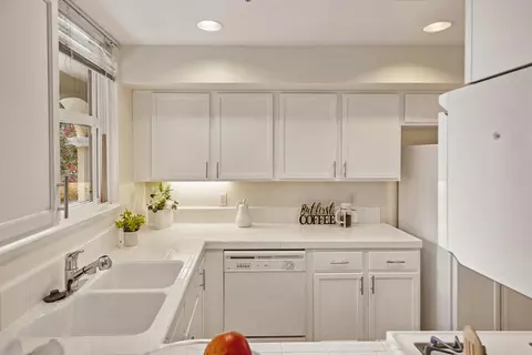 Kitchen - 108 Bryant St 25, Mountain View, CA 94041 photo 2 of 2