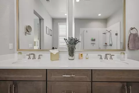 Bath - 1158 Crescent Ave, Manteca, CA 95336 photo 4 of 5