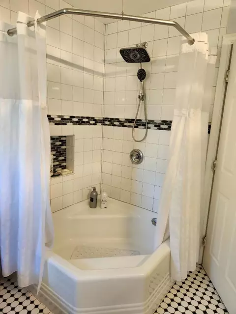 Bath - 568 Admiral Callaghan Ln, Vallejo, CA 94591 photo 2 of 5
