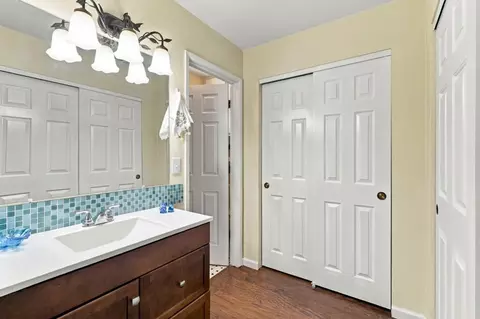 Bath - 8568 Silvia St, Gilroy, CA 95020 photo 2 of 4