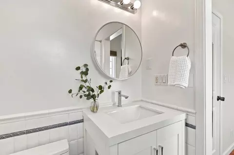 Bath - 2338 Palmetto Ave, Pacifica, CA 94044 photo 4 of 5