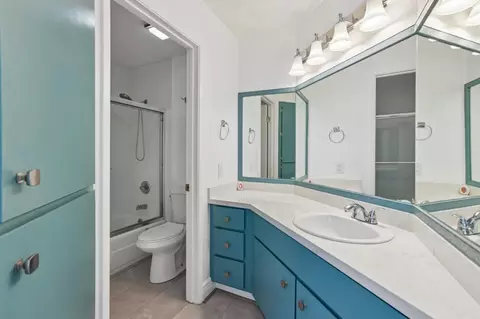 Bath - 482 Shadowgraph Dr, San Jose, CA 95110 photo 4 of 4