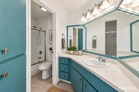 Bath - 482 Shadowgraph Dr, San Jose, CA 95110 photo 3 of 4