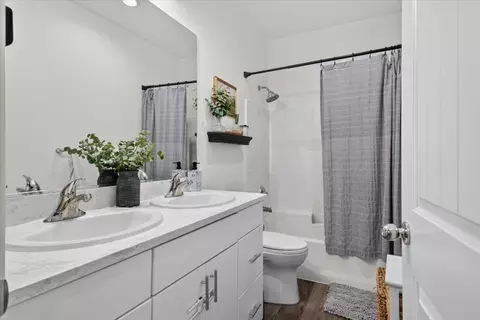 Bath - 846 Mora Cir, Soledad, CA 93960 photo 1 of 2