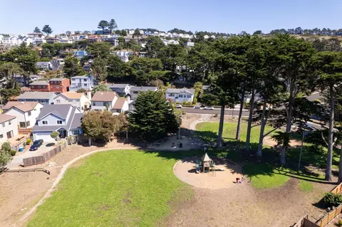 View/Area - 207 Beverly Pl, Pacifica, CA 94044 photo 3 of 6