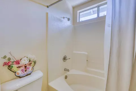 Bath - 960 Alhambra St, Soledad, CA 93960 photo 2 of 3