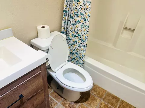 Bath - 492 Dempsey Rd 193, Milpitas, CA 95035 photo 1 of 2