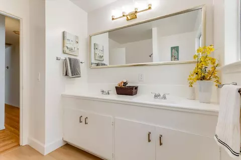 Bath - Kitchener Dr, Sunnyvale, CA 94087 photo 3 of 3
