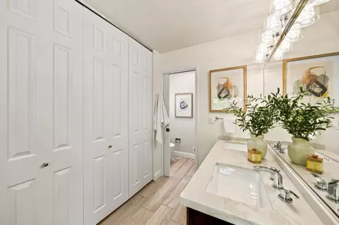 Bath - 1005 Iris Ave, Sunnyvale, CA 94086 photo 2 of 5