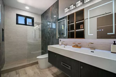 Bath - 806 Emily Dr, Mountain View, CA 94043 photo 2 of 4