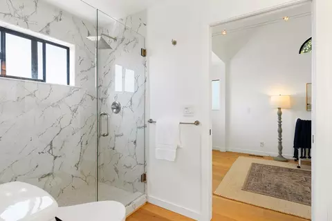 Bath - 7433 Mesa Dr, Aptos, CA 95003 photo 5 of 6