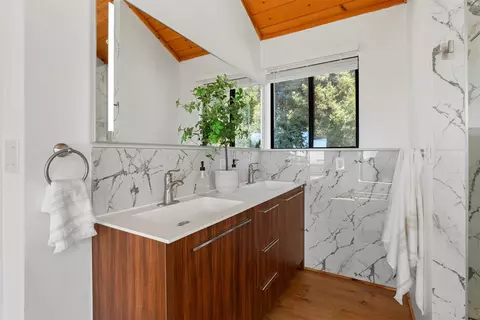 Bath - 7433 Mesa Dr, Aptos, CA 95003 photo 3 of 6
