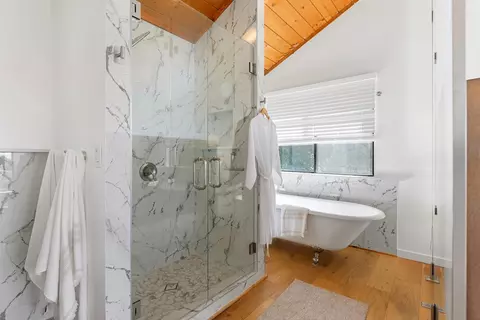 Bath - 7433 Mesa Dr, Aptos, CA 95003 photo 4 of 6