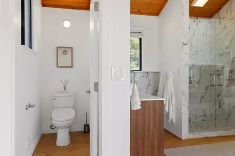 Bath - 7433 Mesa Dr, Aptos, CA 95003 photo 2 of 6