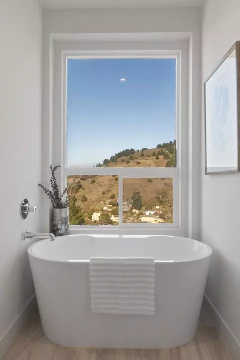 Bath - 827 Fassler Ave, Pacifica, CA 94044 photo 4 of 5