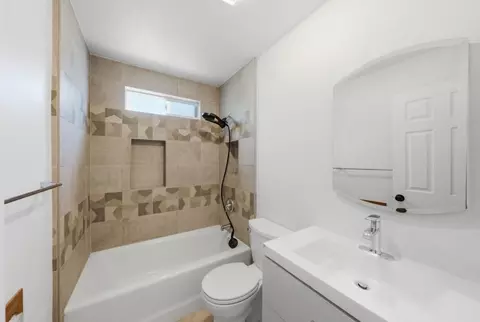 Bath - 1261 Juniper Dr 14, Gilroy, CA 95020 photo 2 of 2