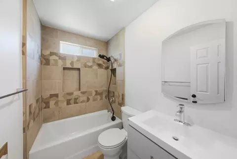 Bath - 1261 Juniper Dr 14, Gilroy, CA 95020 photo 1 of 2