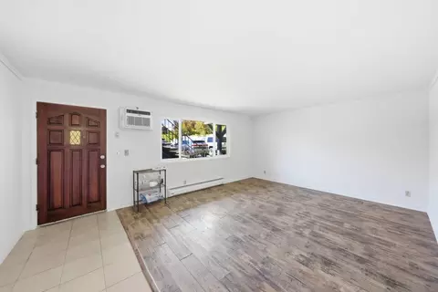 Living - 1261 Juniper Dr 14, Gilroy, CA 95020 photo 2 of 3