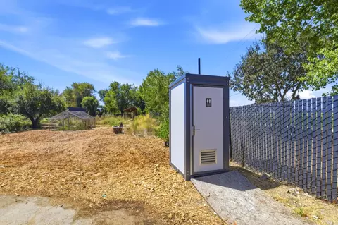 Bath - 10095 Monterey Rd, Gilroy, CA 95020 photo 1 of 2