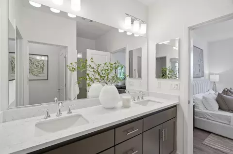 Bath - 320 Circuit Way, Mountain View, CA 94043 photo 4 of 5