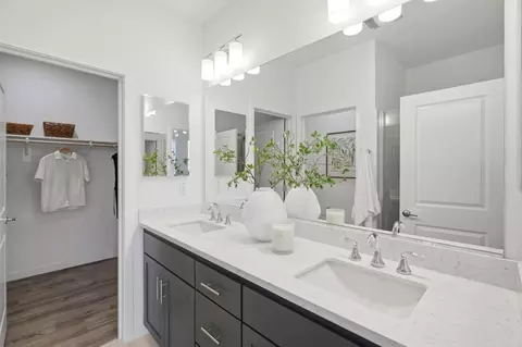 Bath - 320 Circuit Way, Mountain View, CA 94043 photo 2 of 5