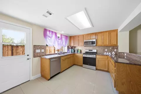 Kitchen - 815 Daniels Ave, Vallejo, CA 94590 photo 3 of 5