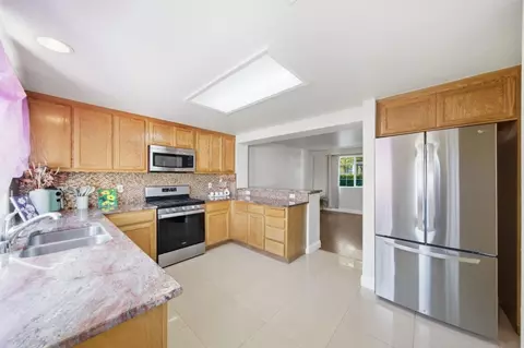 Kitchen - 815 Daniels Ave, Vallejo, CA 94590 photo 4 of 5