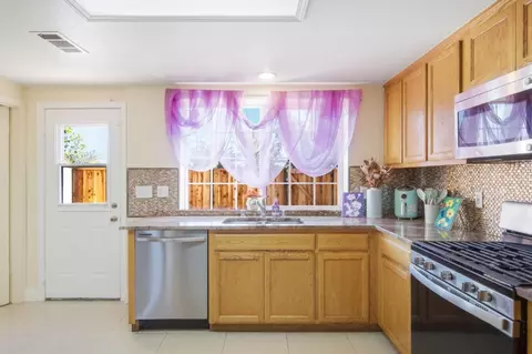 Kitchen - 815 Daniels Ave, Vallejo, CA 94590 photo 2 of 5