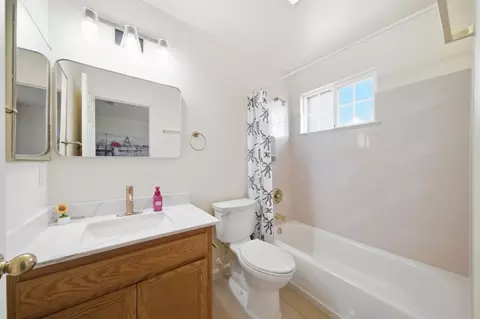 Bath - 815 Daniels Ave, Vallejo, CA 94590 photo 2 of 3