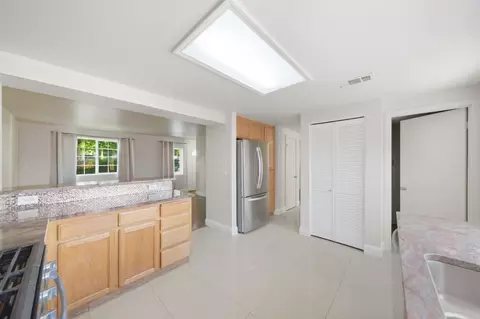 Kitchen - 815 Daniels Ave, Vallejo, CA 94590 photo 5 of 5