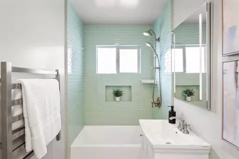 Bath - 671 Beaumont Blvd, Pacifica, CA 94044 photo 3 of 4