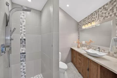 Bath - 433 Seaview Dr, Aptos, CA 95003 photo 4 of 6