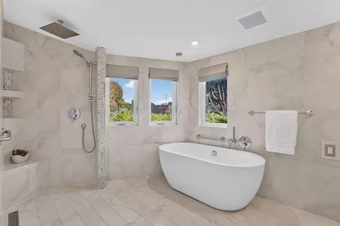 Bath - 433 Seaview Dr, Aptos, CA 95003 photo 3 of 6