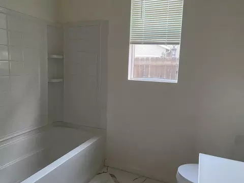 Bath - Durer Dr, Patterson, CA 95363 photo 3 of 5
