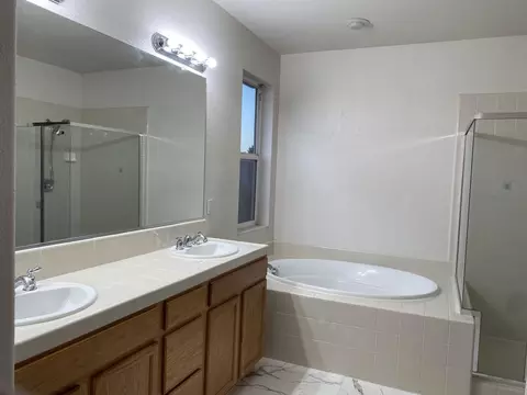 Bath - Durer Dr, Patterson, CA 95363 photo 5 of 5
