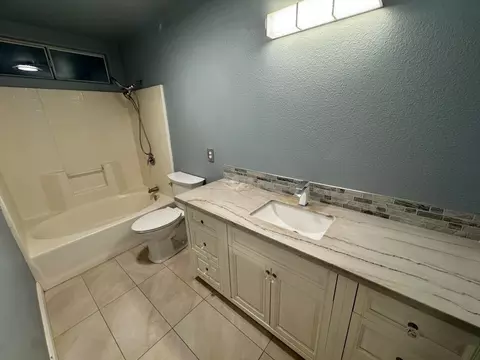 Bath - Valleyridge St, Soledad, CA 93960 photo 3 of 3