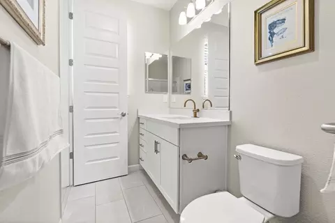 Bath - 6385 Paysar Ln, Gilroy, CA 95020 photo 3 of 6
