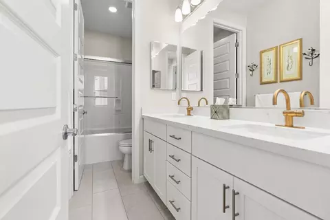 Bath - 6385 Paysar Ln, Gilroy, CA 95020 photo 5 of 6