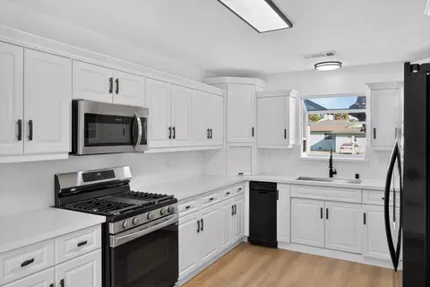 Kitchen - 407 E Richardson Way, Hanford, CA 93230 photo 3 of 7