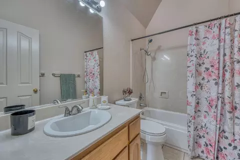Bath - 796 Riverton Way, Salinas, CA 93906 photo 3 of 3