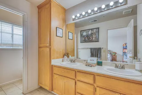 Bath - 796 Riverton Way, Salinas, CA 93906 photo 1 of 3