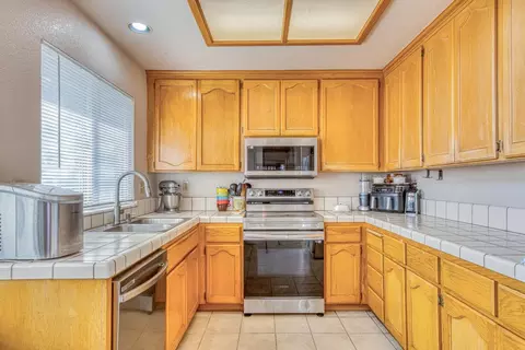 Kitchen - 796 Riverton Way, Salinas, CA 93906 photo 2 of 2