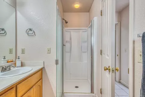 Bath - 796 Riverton Way, Salinas, CA 93906 photo 2 of 3