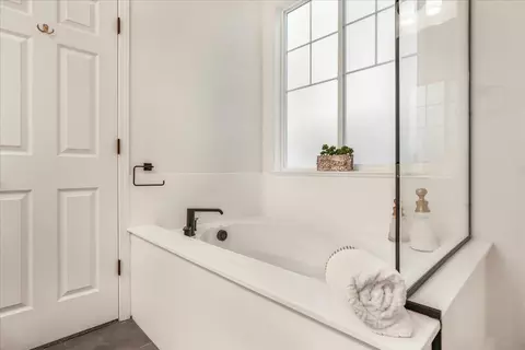Bath - 7050 Vintner Ct, Gilroy, CA 95020 photo 5 of 8
